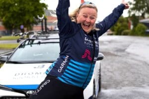 Morsa-syklist jubler og hopper i været som en vinner.